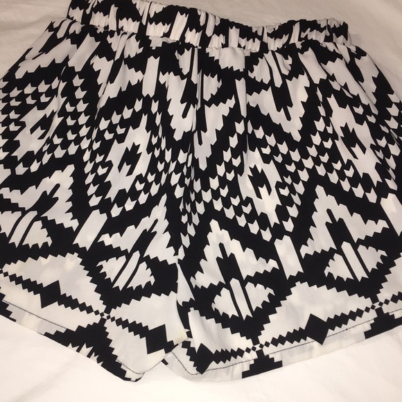 Black and White Patterned Shorts - Picture 3 of 3
